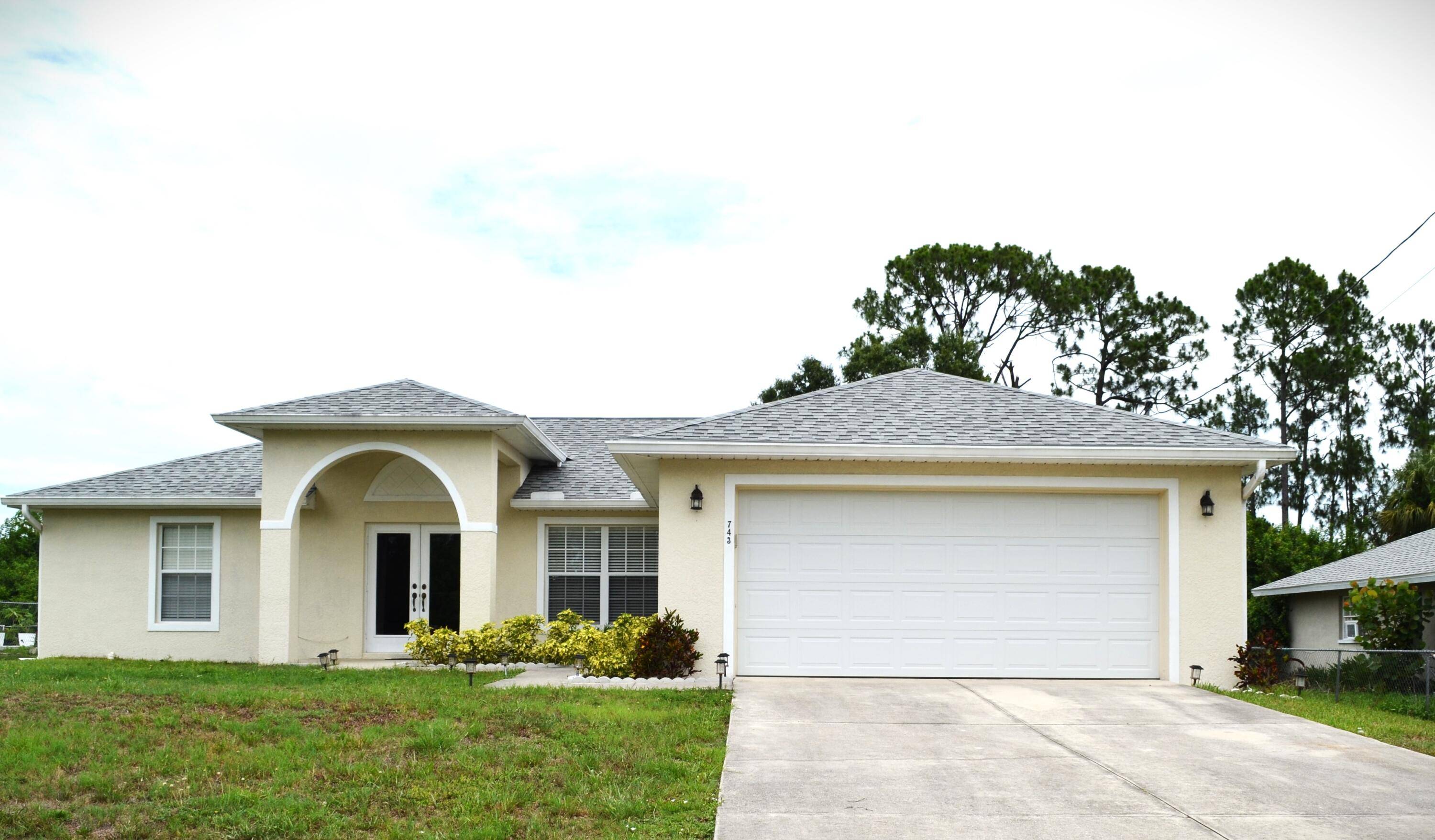 Beautiful home in Lehigh Acres located in a quiet neighborhood near Mirror Lakes Elementary.