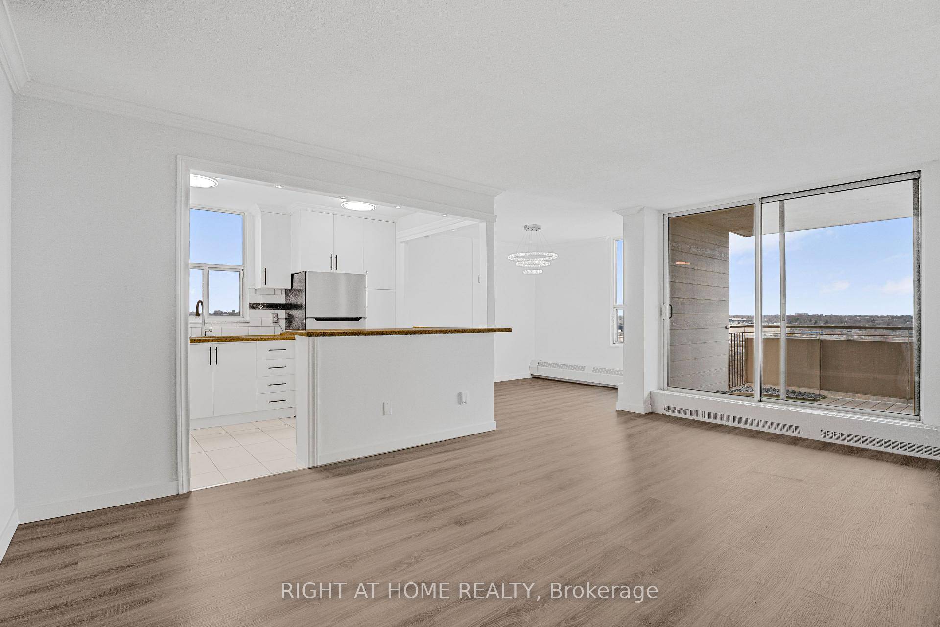 Bright amp ; Spacious 3 Bedroom End Unit in a Prime Toronto Location Welcome to 60 Pavane Linkway 1503 Discover comfort, space, and natural light in this beautifully maintained 3 ...