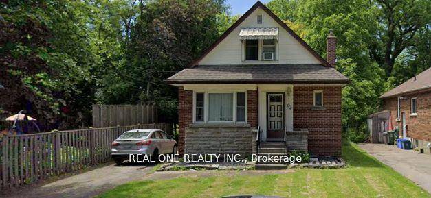 Absolutely stunning detached house at a quiet street across the west gate of the campus !