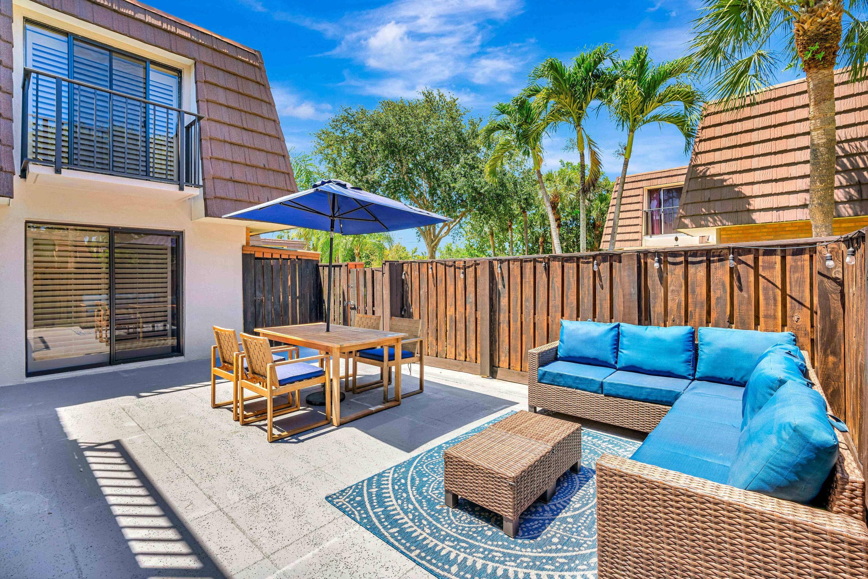 Located only a 1 2 mile from Jupiter's beautiful beaches, this immaculate, fully equipped, turn key 2BR 2BA townhouse is located in The Lakes at the Bluffs.