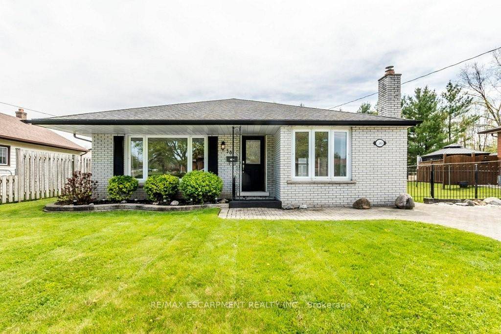 Charming 3 Level Backsplit Perfect Family Home in a Quiet, Convenient Location !