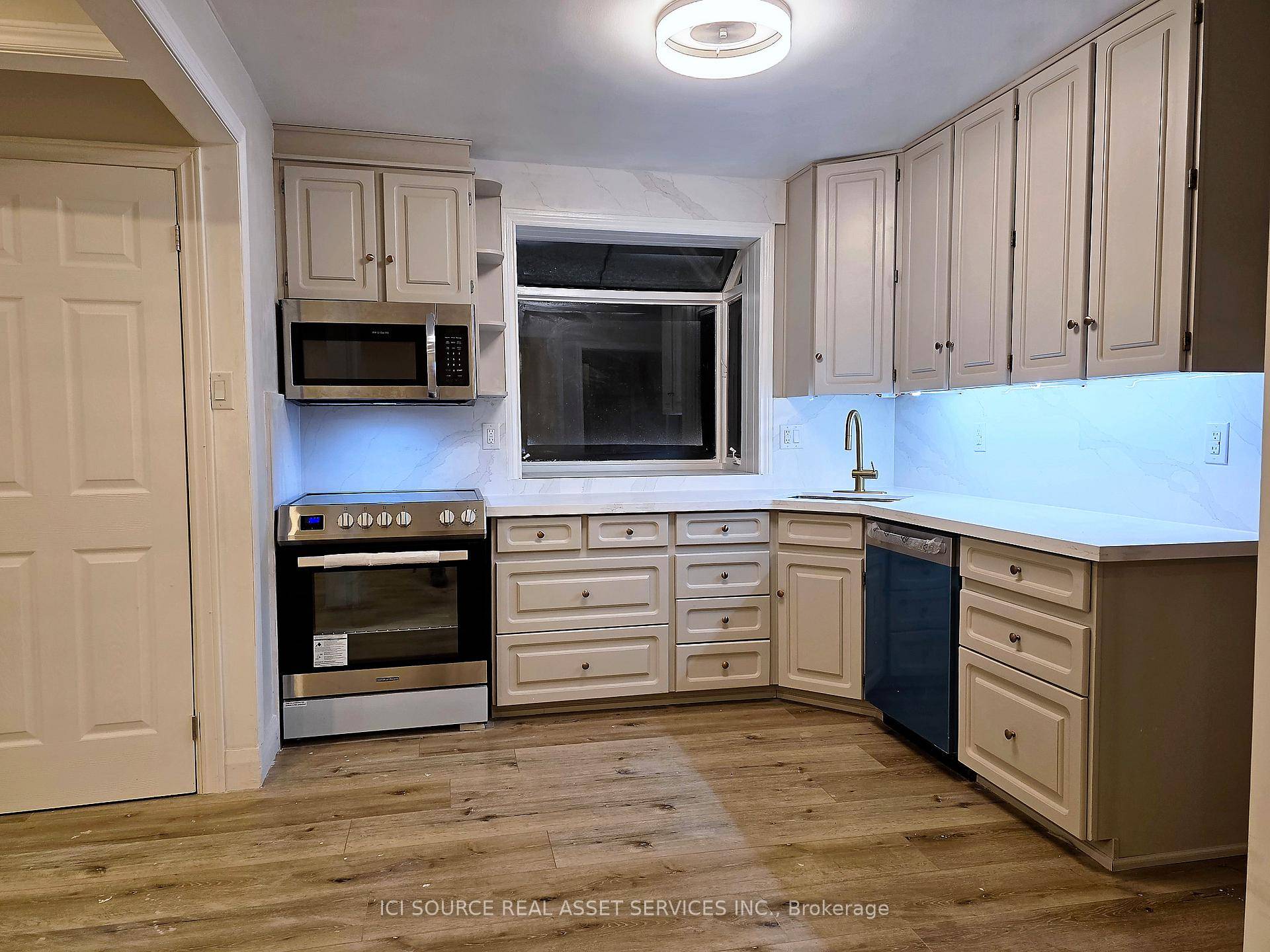Discover your ideal home in Oakvilles mature neighbourhood with top schools White Oak Secondary School IB program amp ; Sunnydale Public School French immersion.