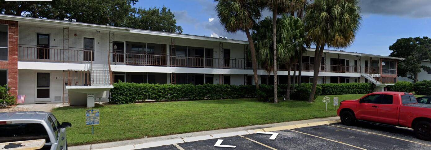 NEW TO MARKET Make this 2 bedroom 1 bath condo your own, in beautiful Clearwater !