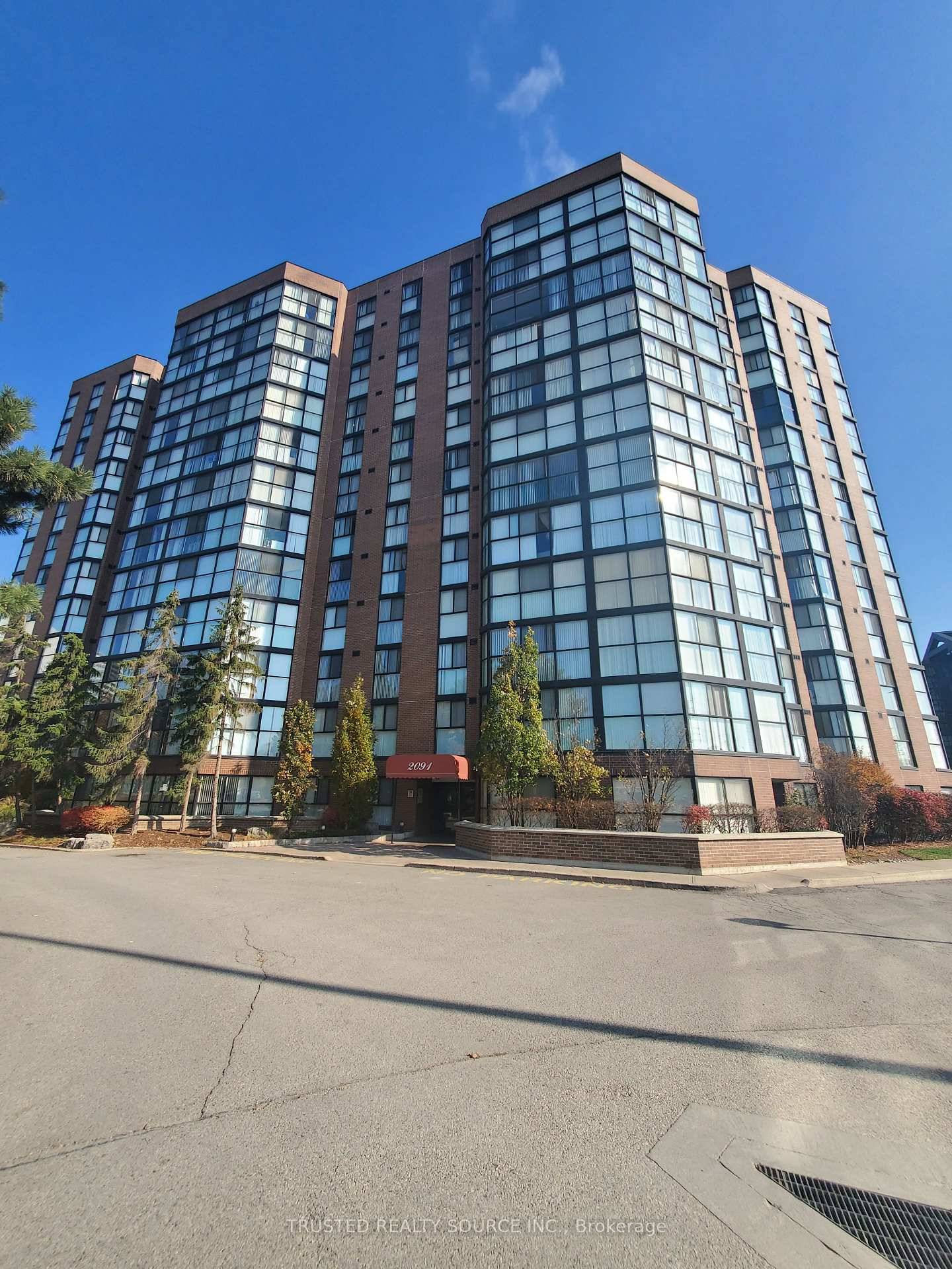 SPACIOUS ONE BEDROOM PLUS SOLARIUM CONDOMINUM CLOSE TO QEW.