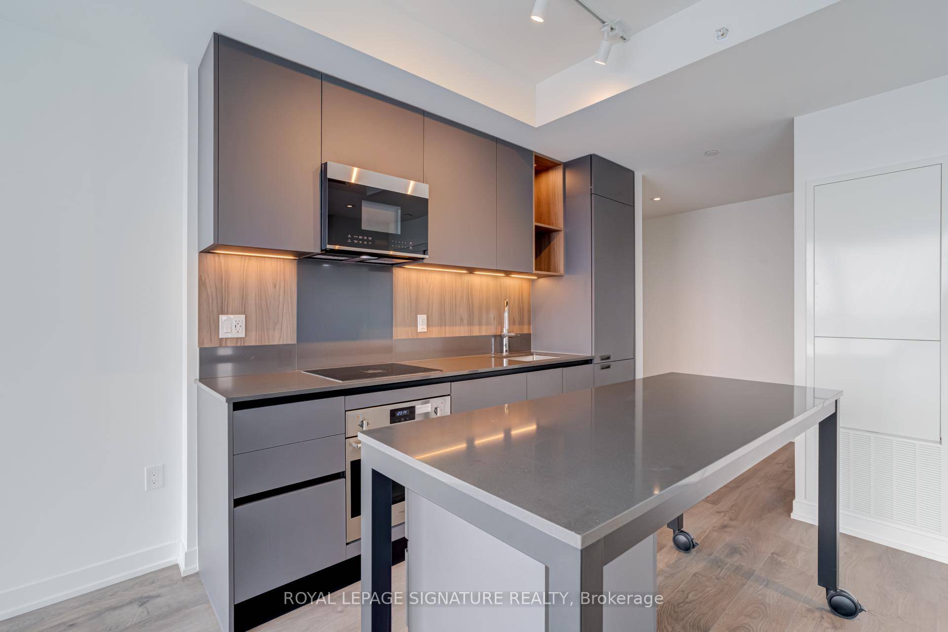 Experience luxury lakeside living at Debut Waterfront Residences in Downtown Barrie !