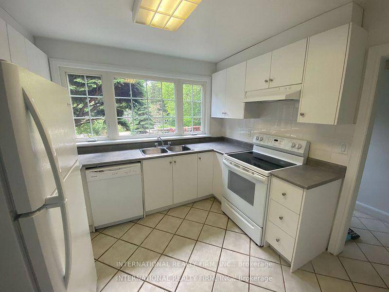 Don't miss out on this rare chance to lease a beautiful home nestled at the end of a quiet cul de sac in the highly sought after Gordon Woods neighbourhood.