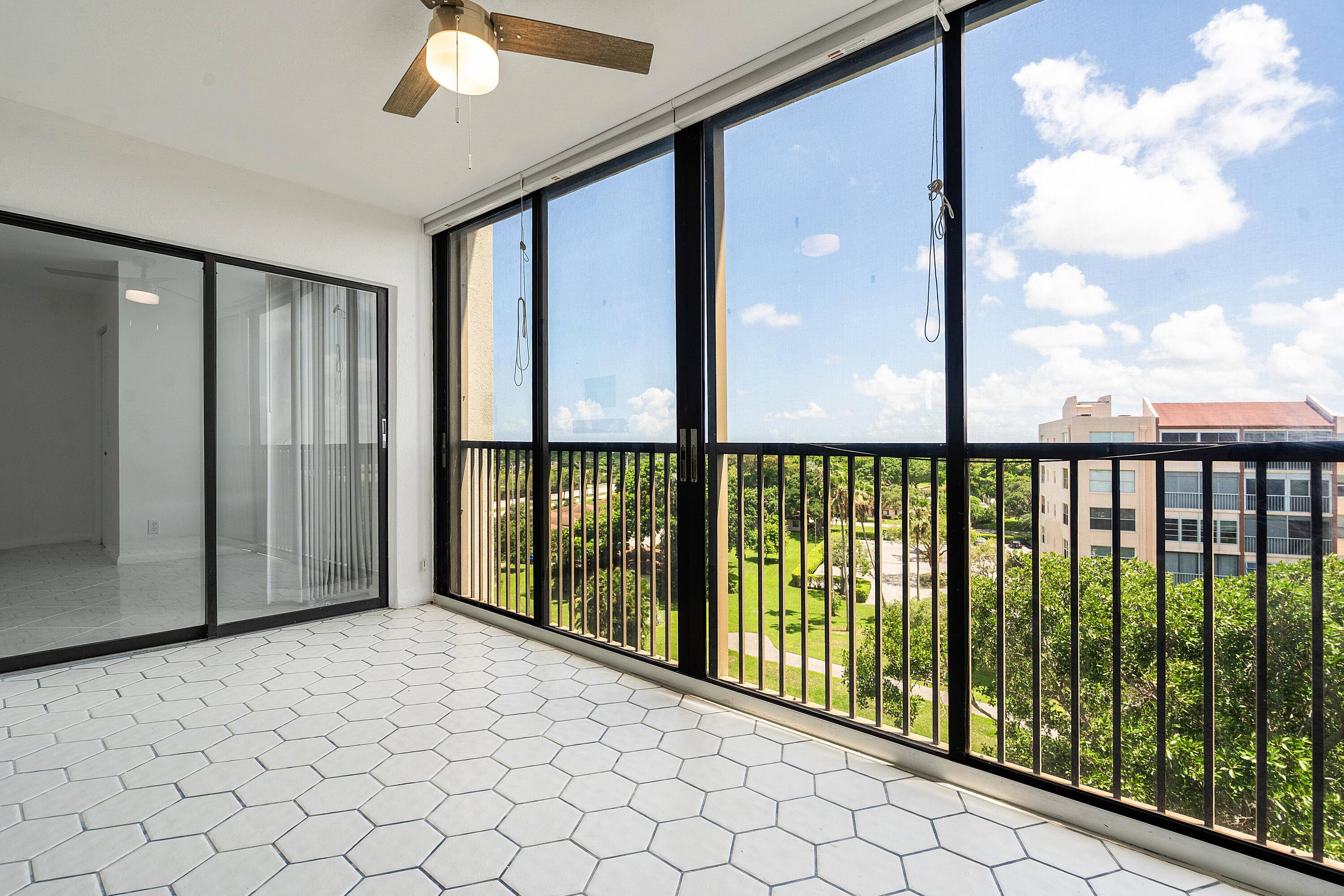 Lovely updated unit in desirable Huntington Lakes !