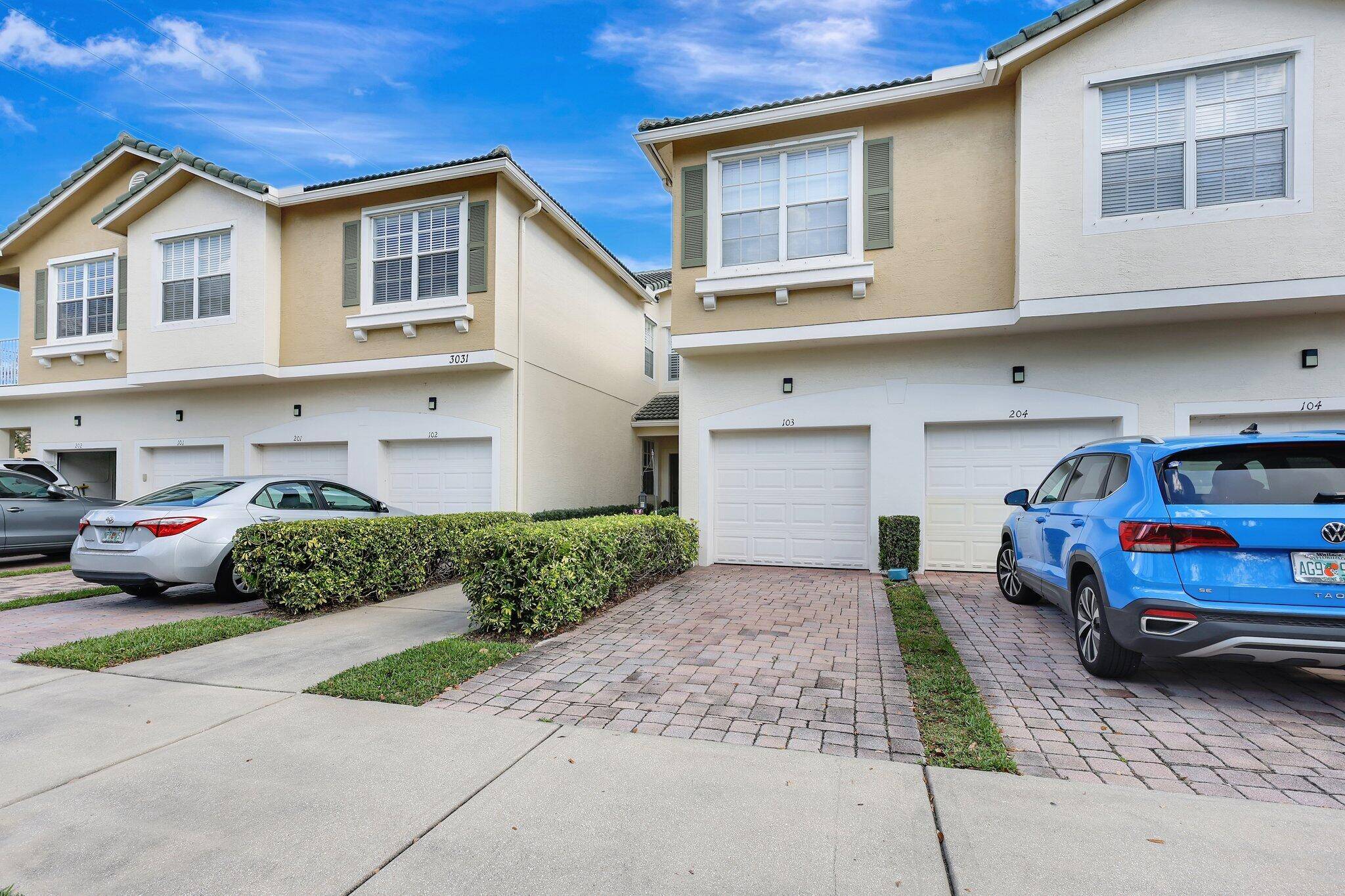 BRAND NEW ROOF IN 2025. ENTIRE UNIT WAS JUST PAINTED AND THERE ARE BRAND NEW CARPETS UPSTAIRS AS OF 4 15 Welcome to 3031 SE Lexington Lakes Drive 103, a ...