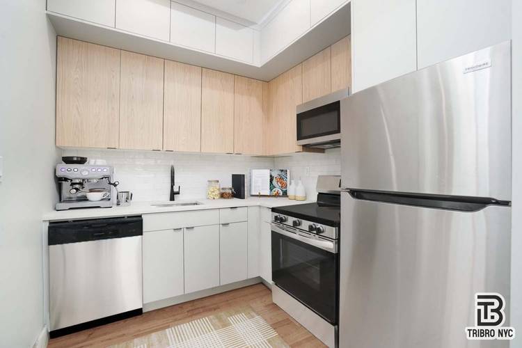 Brand New ! Williamsburg 2BR 2BA Designer ApartmentWelcome to the elevated Brooklyn lifestylethis sun drenched 2BR 2BA duplex blends soaring design, premium finishes, and wide open space in the beating ...