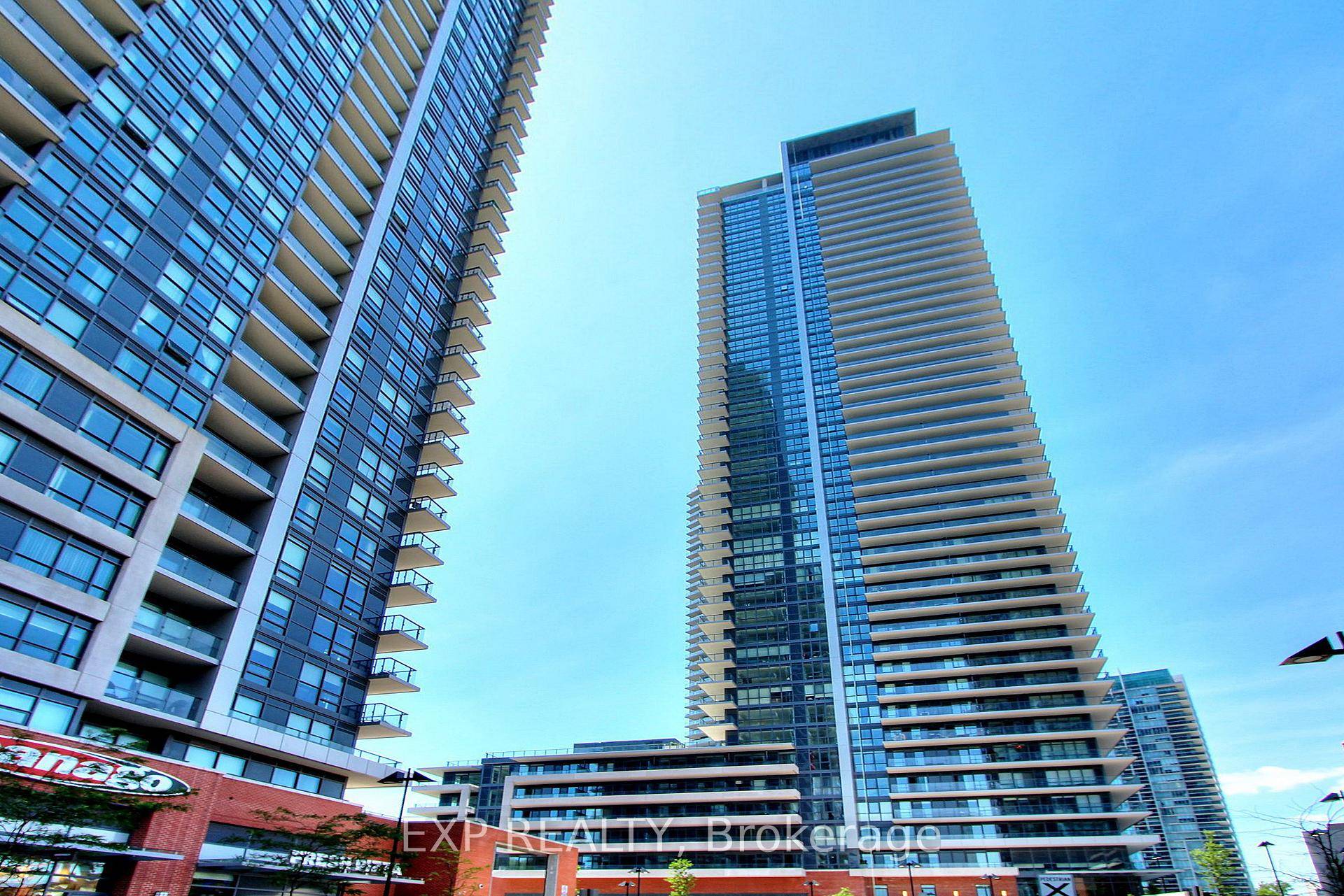 Beautiful 1 bedroom condo with an amazing view of the city of Toronto, Large Balcony walk to Lakeshore and enjoy the restaurants, park and friendly people walking around, bus at ...
