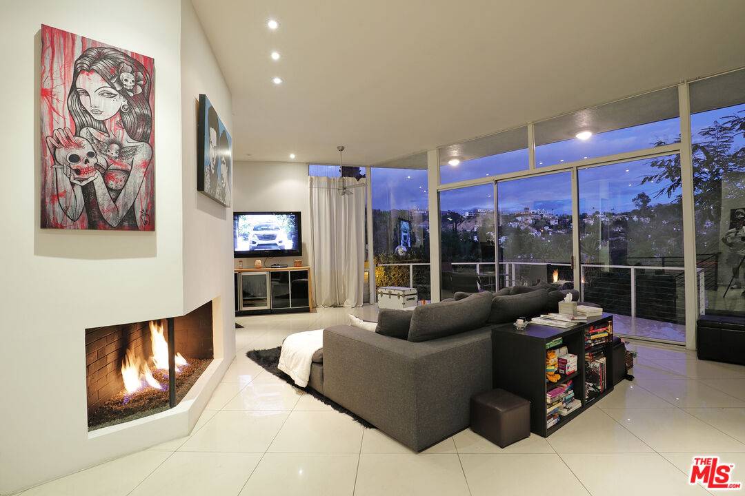 6767   Whitley Ter 4BR Hollywood Hills East La