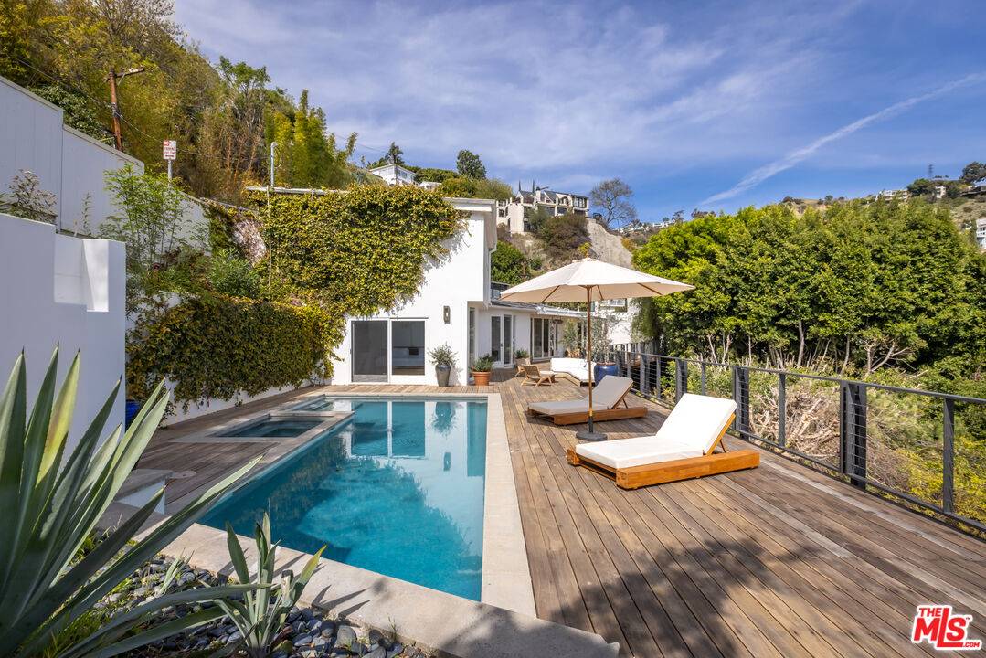 1568   Viewsite Dr 2BR Sunset Strip La