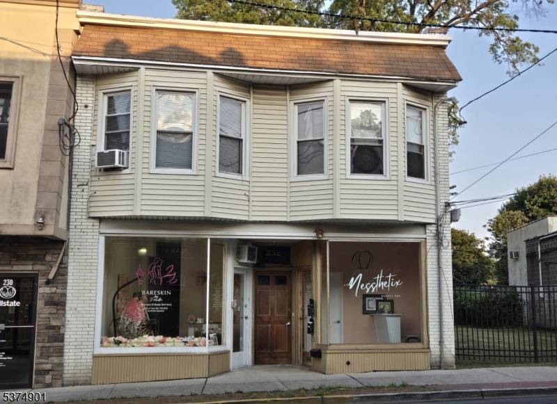Prime Investment opportunity in the middle of Lyndhurst.