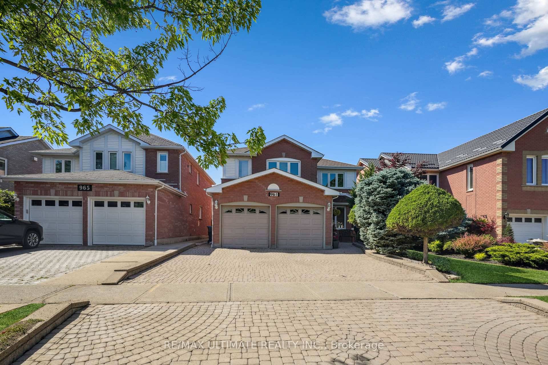 Fantastic detached brick 4 bedroom home in great neighbourhood !