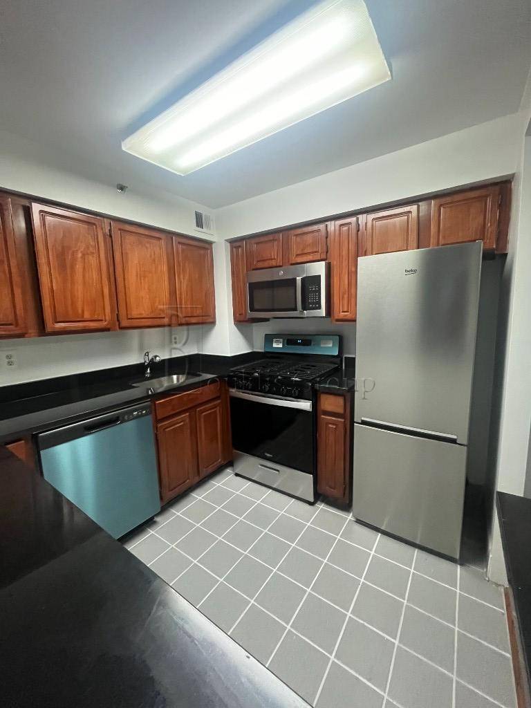 Spacious 2 bedroom 1 bath just down the block from Broadway, minutes away from the N W trains for a quick commute into Manhattan.