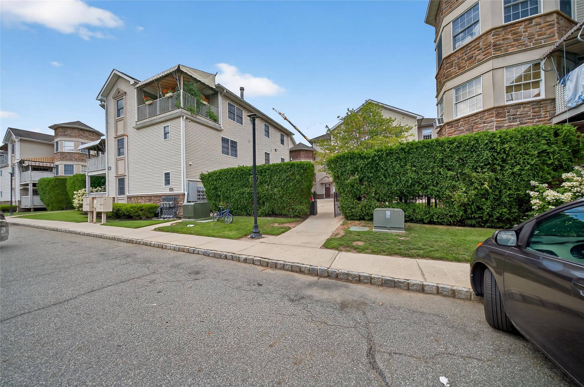 A beautiful, must see, fully reconstructed, walk in apartment at the famous Horizon Court, located in a gated cul de sac.