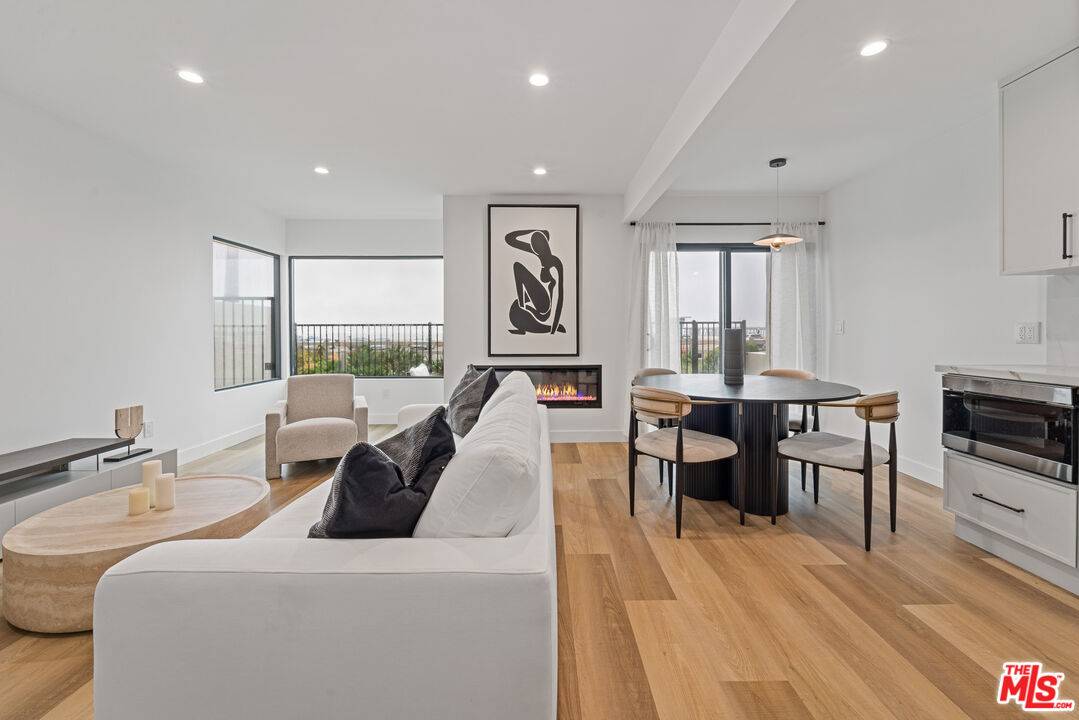 3305   Ocean Front Walk 5BR Marina Del Rey La