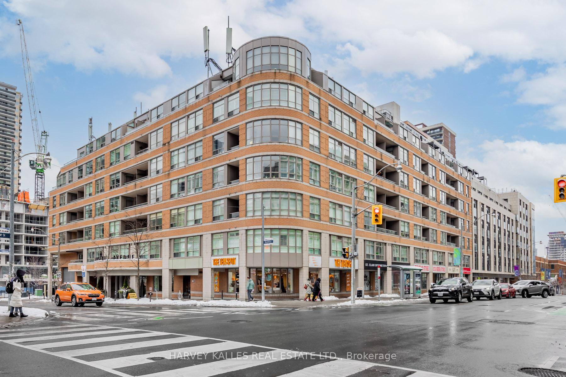Updated Penthouse Suite In Boutique Building With Gorgeous South East Views.