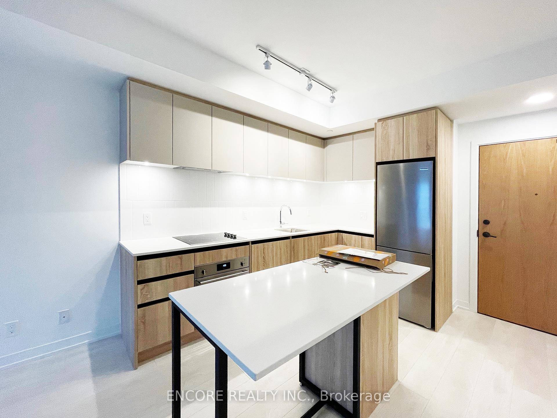 Welcome to this bright and beautifully designed 1 bedroom, 1 bathroom condo, developed by Daniels, now available for lease !
