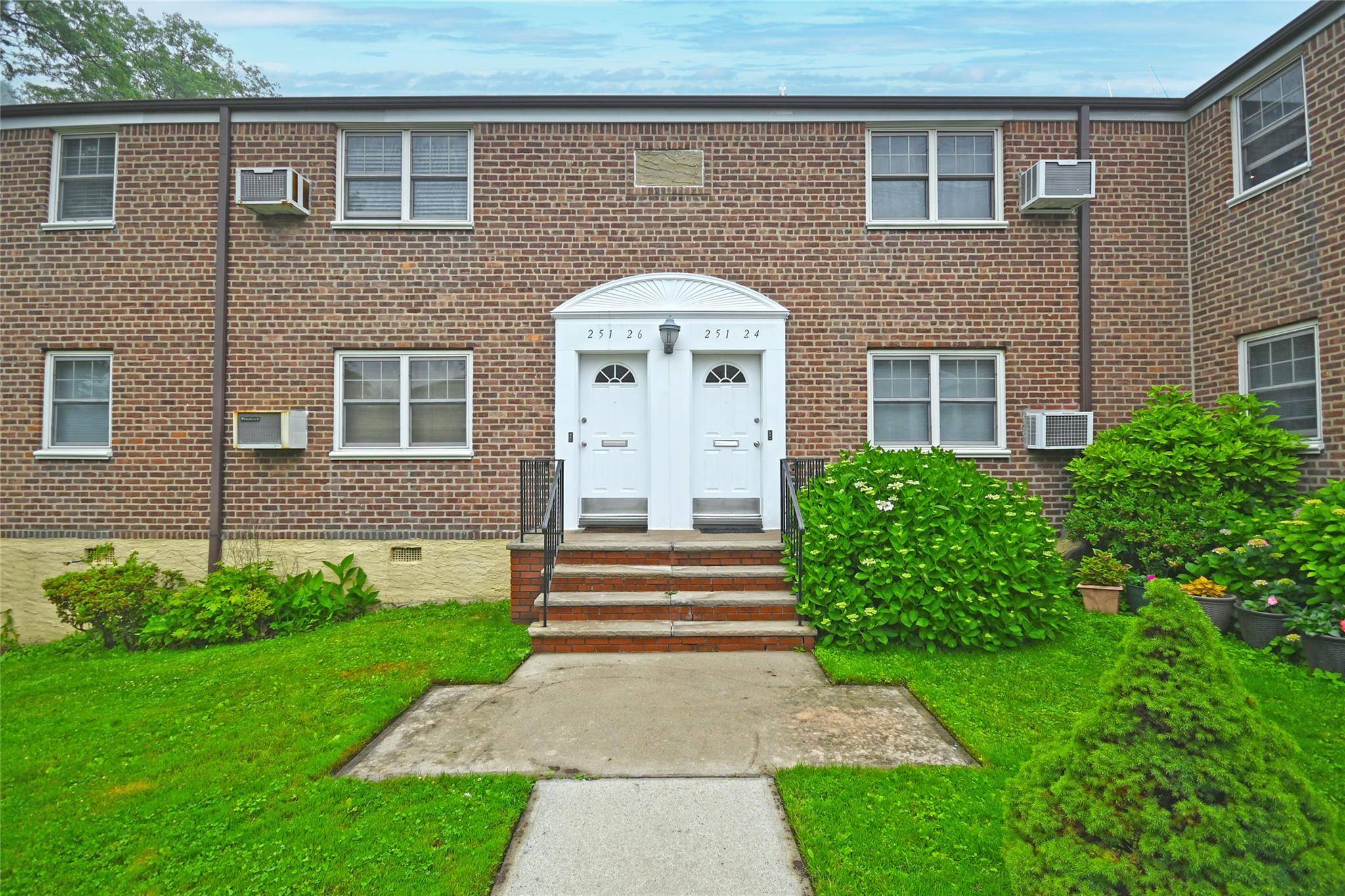 A beautiful, stunning, bright and spacious co op in mint condition in Deepdale Gardens located excellently in the heart of Little Neck, Queens, could be your new home.