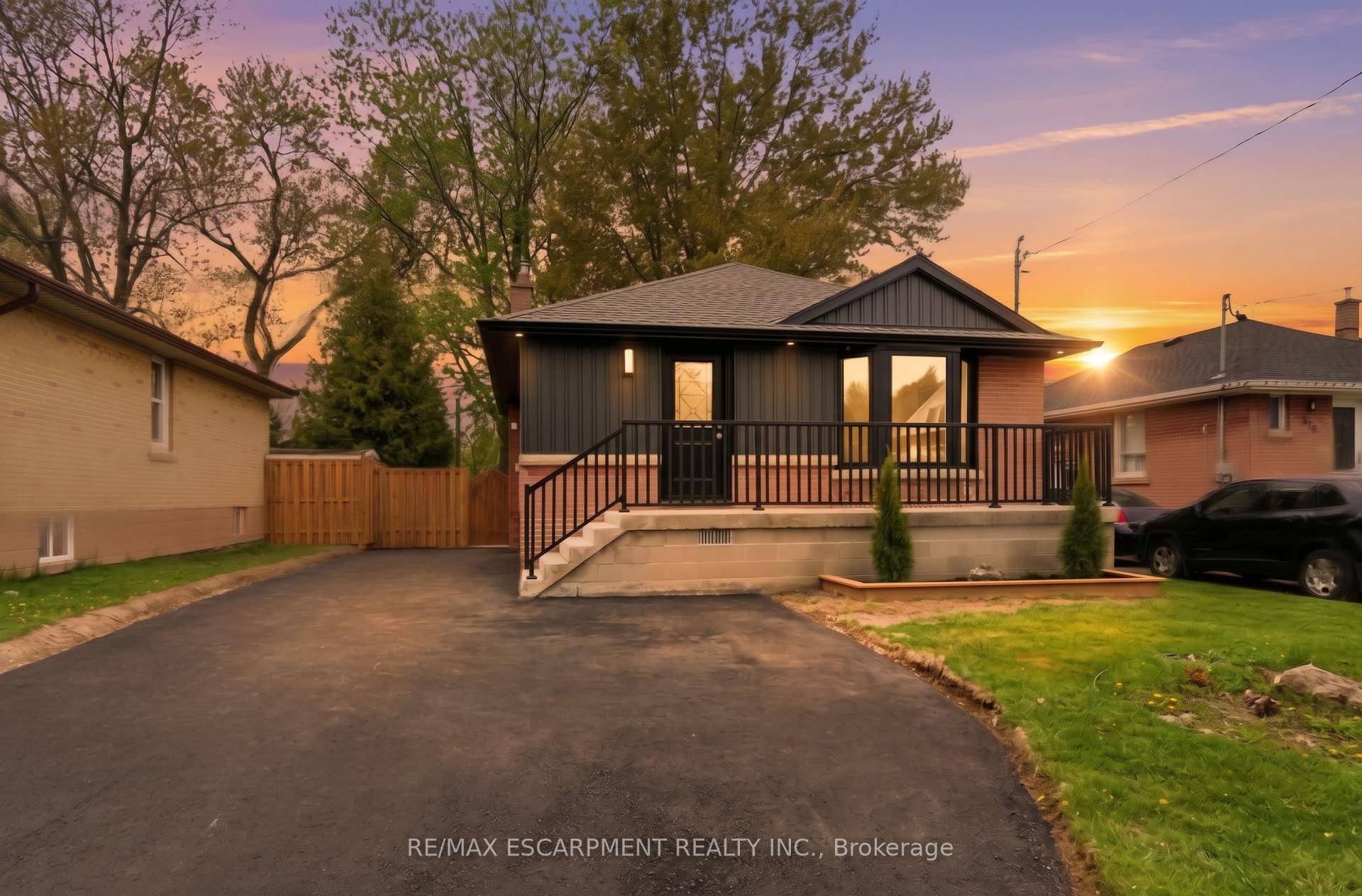 Stunning legal duplex in a prime Hamilton Mountain location !