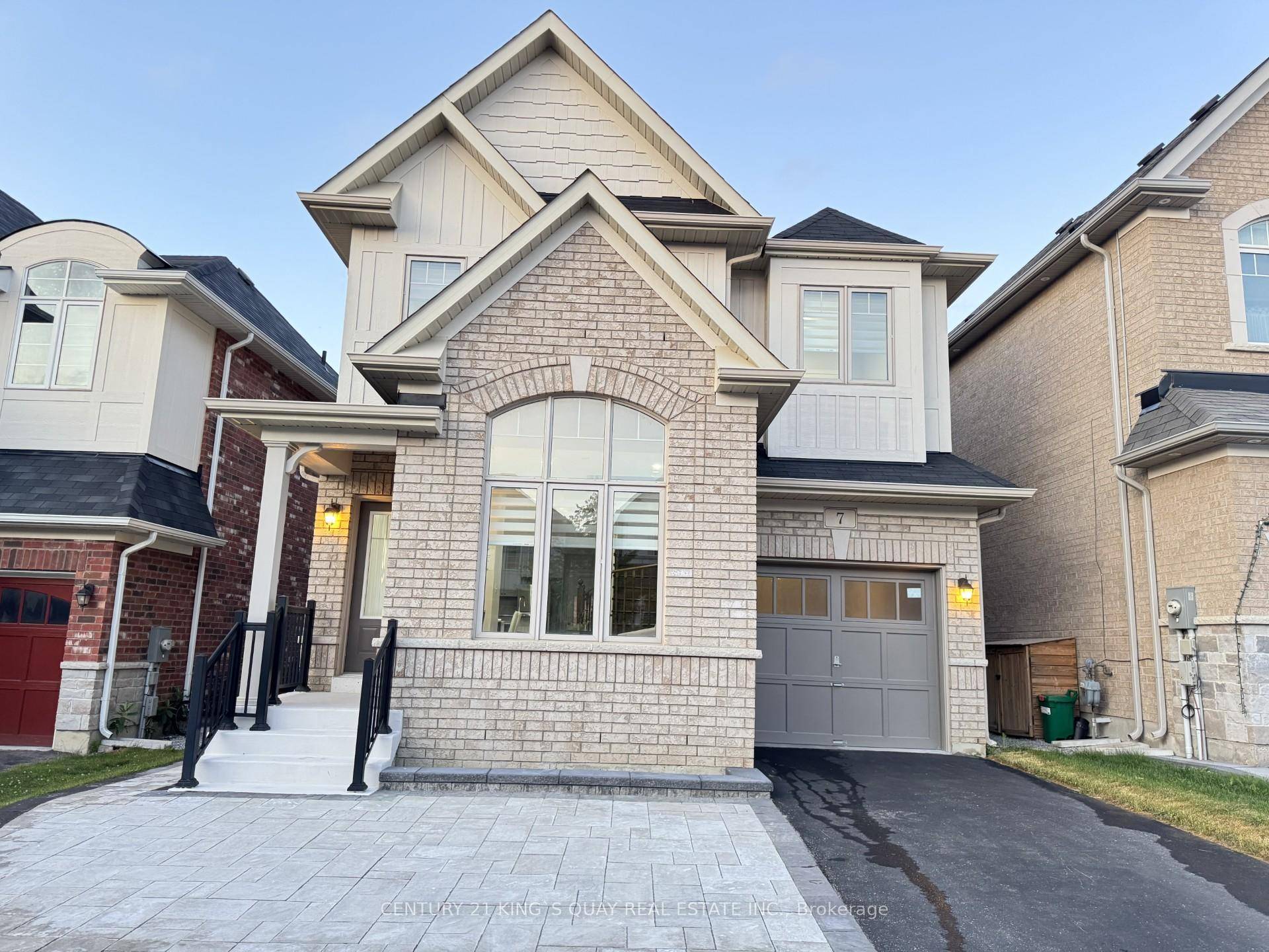 Located in Creekside at Sharon Village, this beautiful 2 storey detached home offers over 2, 200 sq.