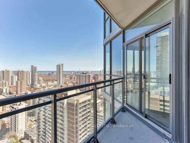 Luxury Chaz Yorkville Condo In The Heart Of Downtown Toronto, Nestled On A Quiet Street Steps Away To Yorkville, U Of T amp ; Bloor Yonge Station, Cozy amp ; ...