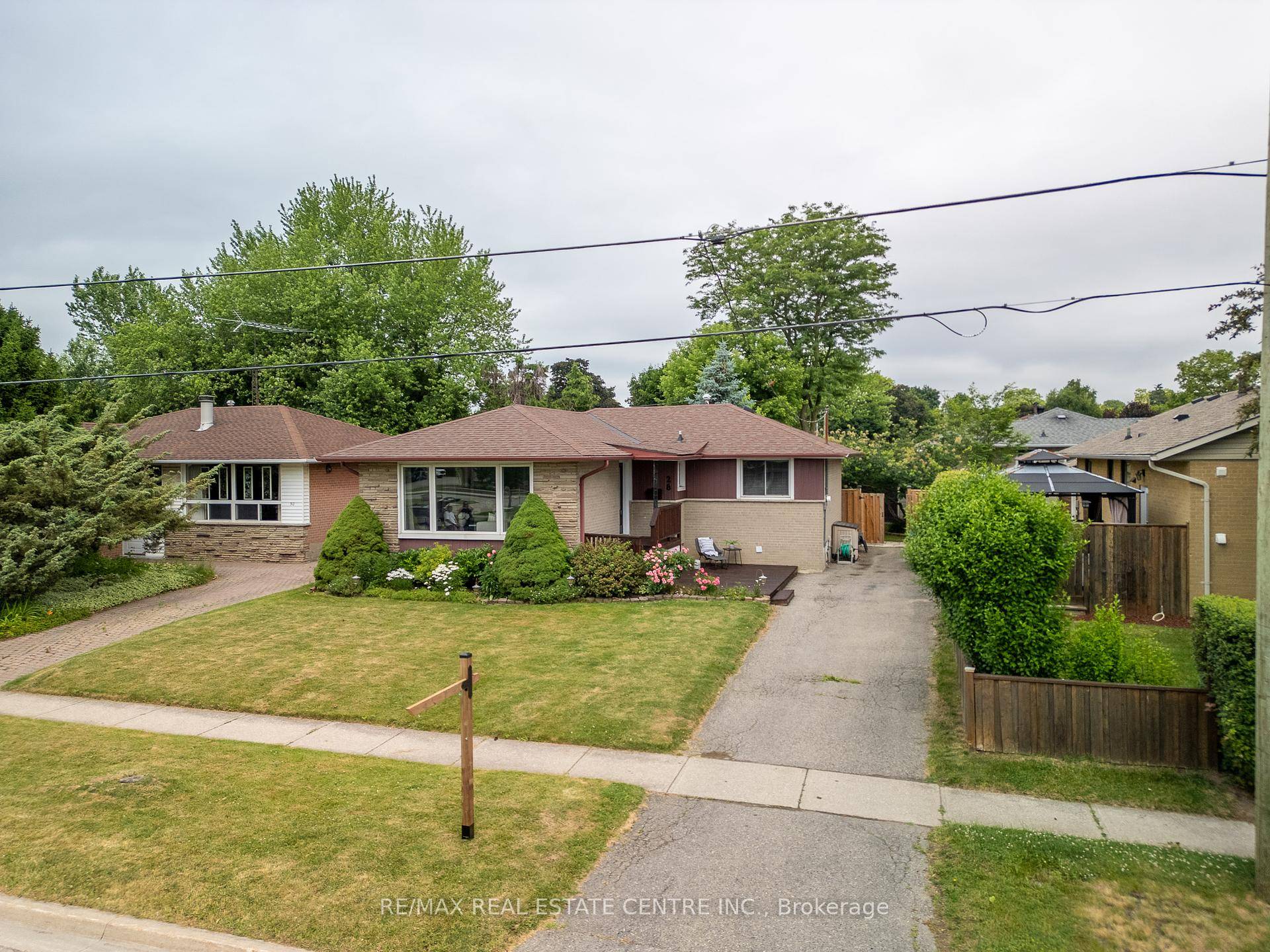 Tucked in a quiet, well established pocket of Brampton, this charming 3 bedroom bungalow offers the perfect blend of comfort, functionality, and convenience.