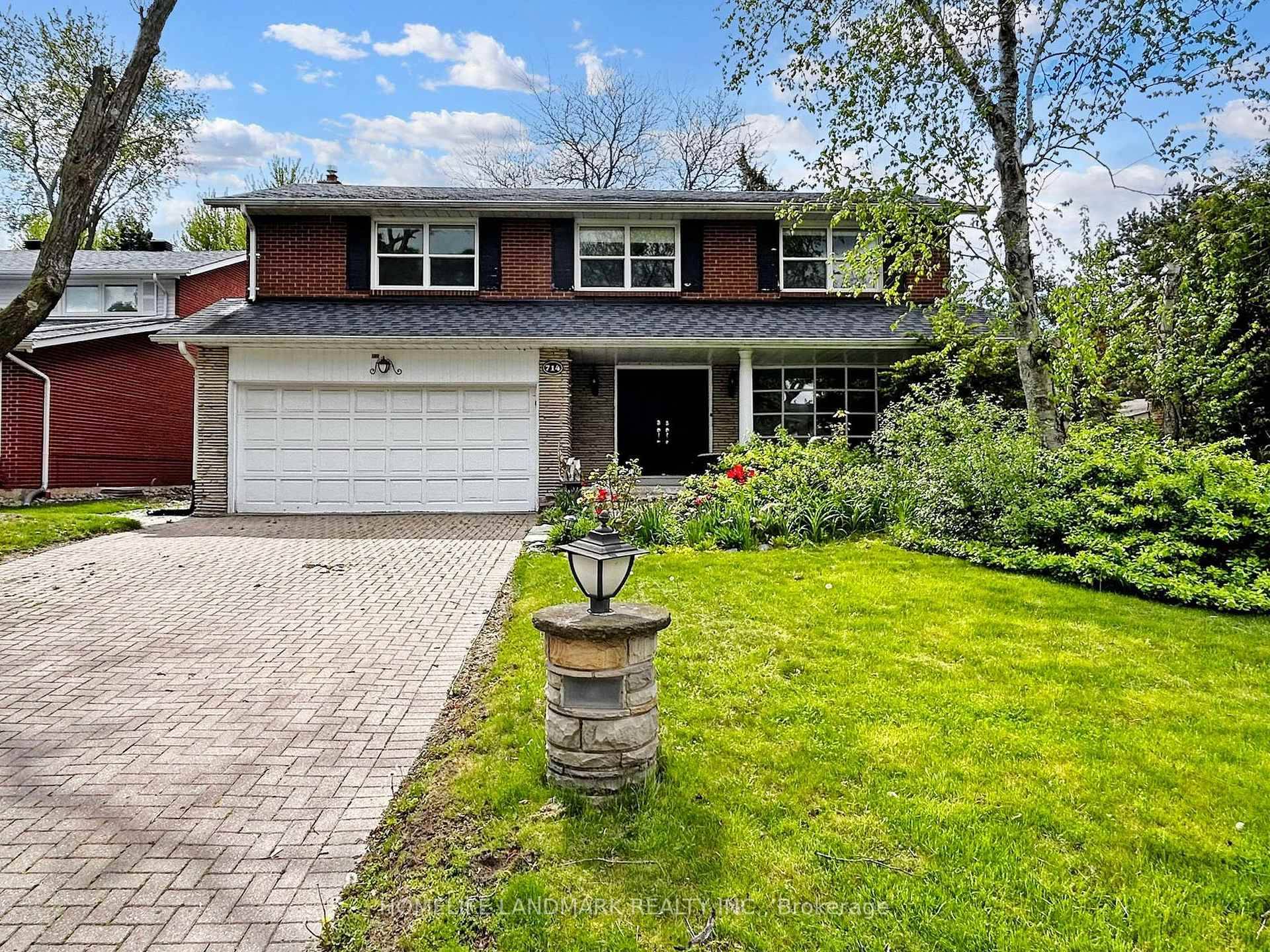 Stunning Home in a Sought After Neighbourhood !