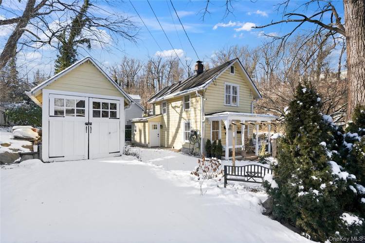 Charming Modern Farmhouse in the Heart of Roslyn Village.