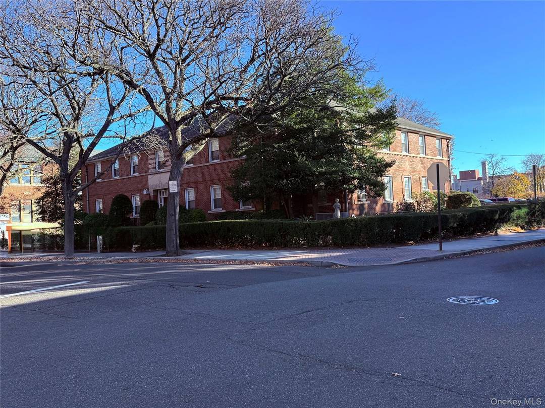 Prime 10, 400 sq. ft. building situated in a highly accessible neighborhood within walking distance to major community anchors including schools, local businesses and public transportation.