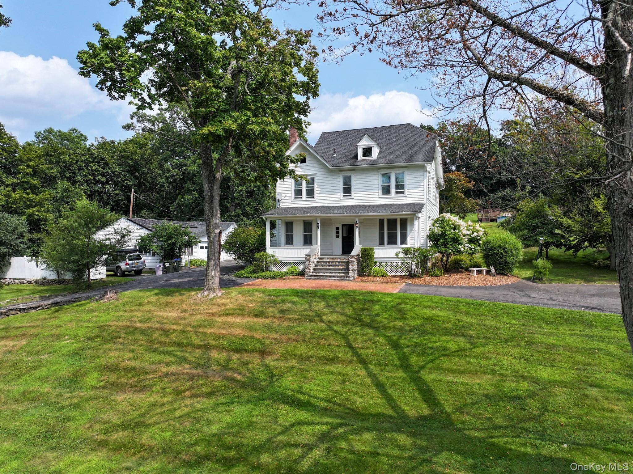 Stately 1900 Victorian Estate with Guest House, 4051 sqft combined on 2.