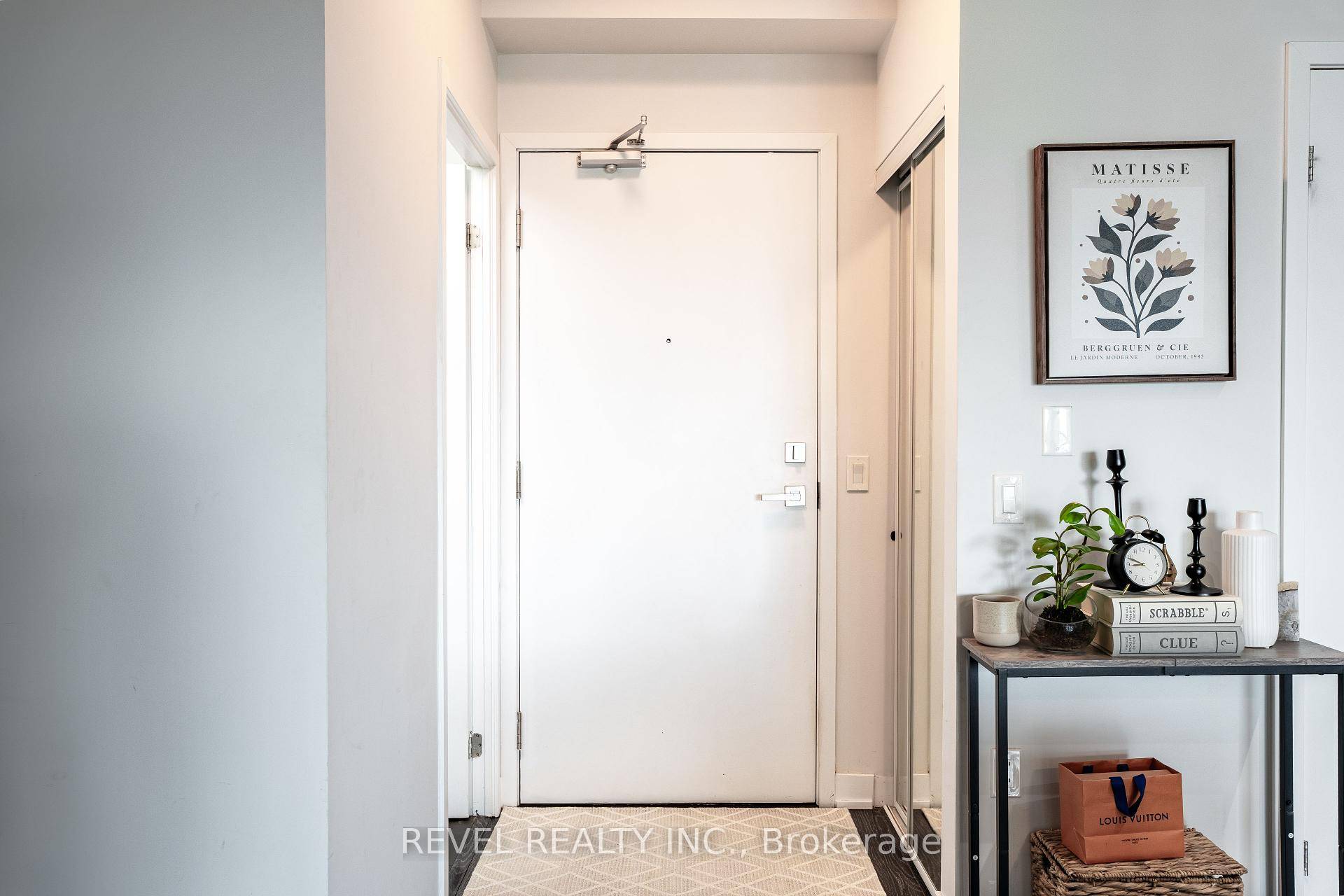 Bright, stylish amp ; perfectly located this 1 1 bed, 1 bath condo in downtown Mississauga is ideal for a young professional or couple.