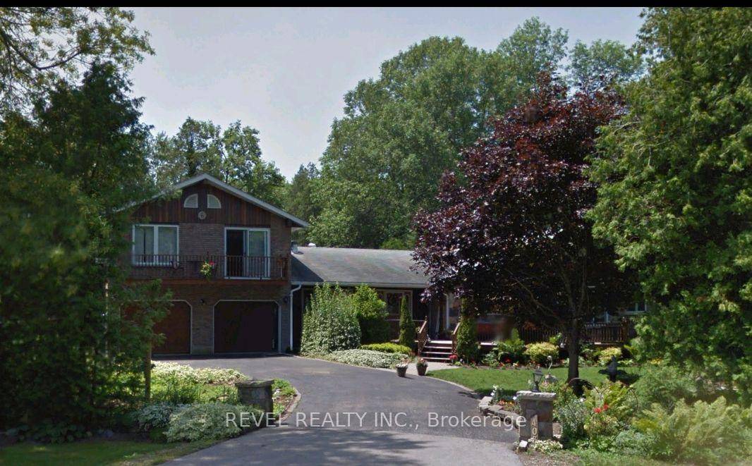 PRICED TO SELL MOTIVATED SELLER Welcome to your dream home in the picturesque community of Point Clark !