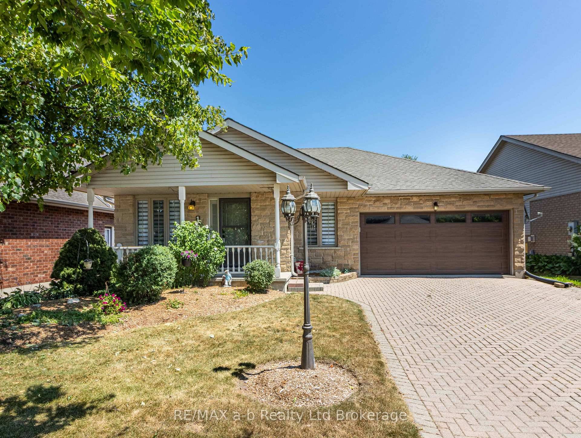 This quality built Goodman bungalow has 3 bedrooms, a double garage, 2 bathrooms, recent updates and a insulated heated workshop !