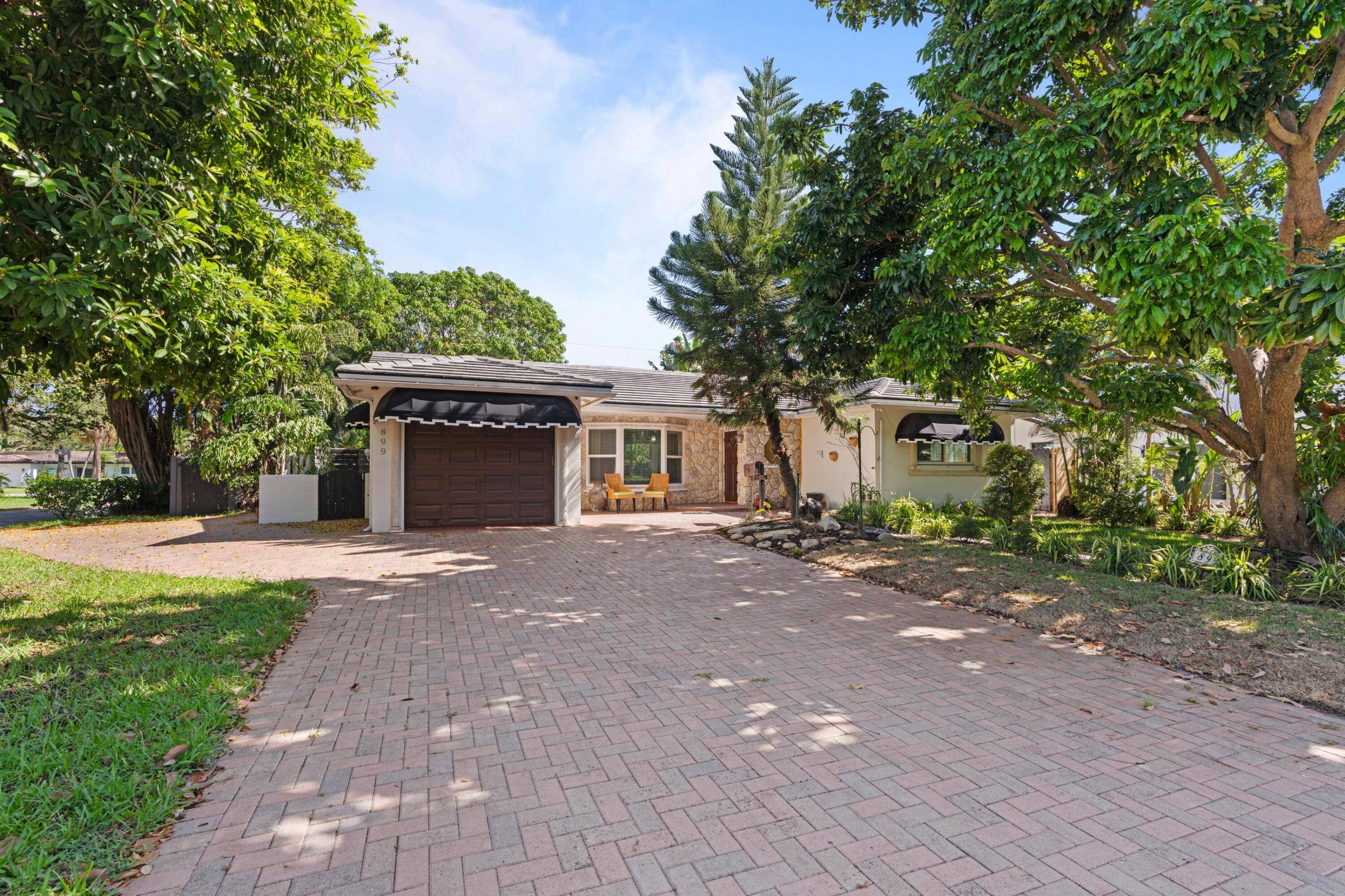 ABSOLUTELY GORGEOUS SINGLE FAMILY HOME DESIRABLE EAST BOCA RATON HUGE CORNER LOT WALK BIKE TO BEST A RATED SCHOOLS No HOA Fee Well Maintained Immaculate Condition Bright Open Floor Plan ...