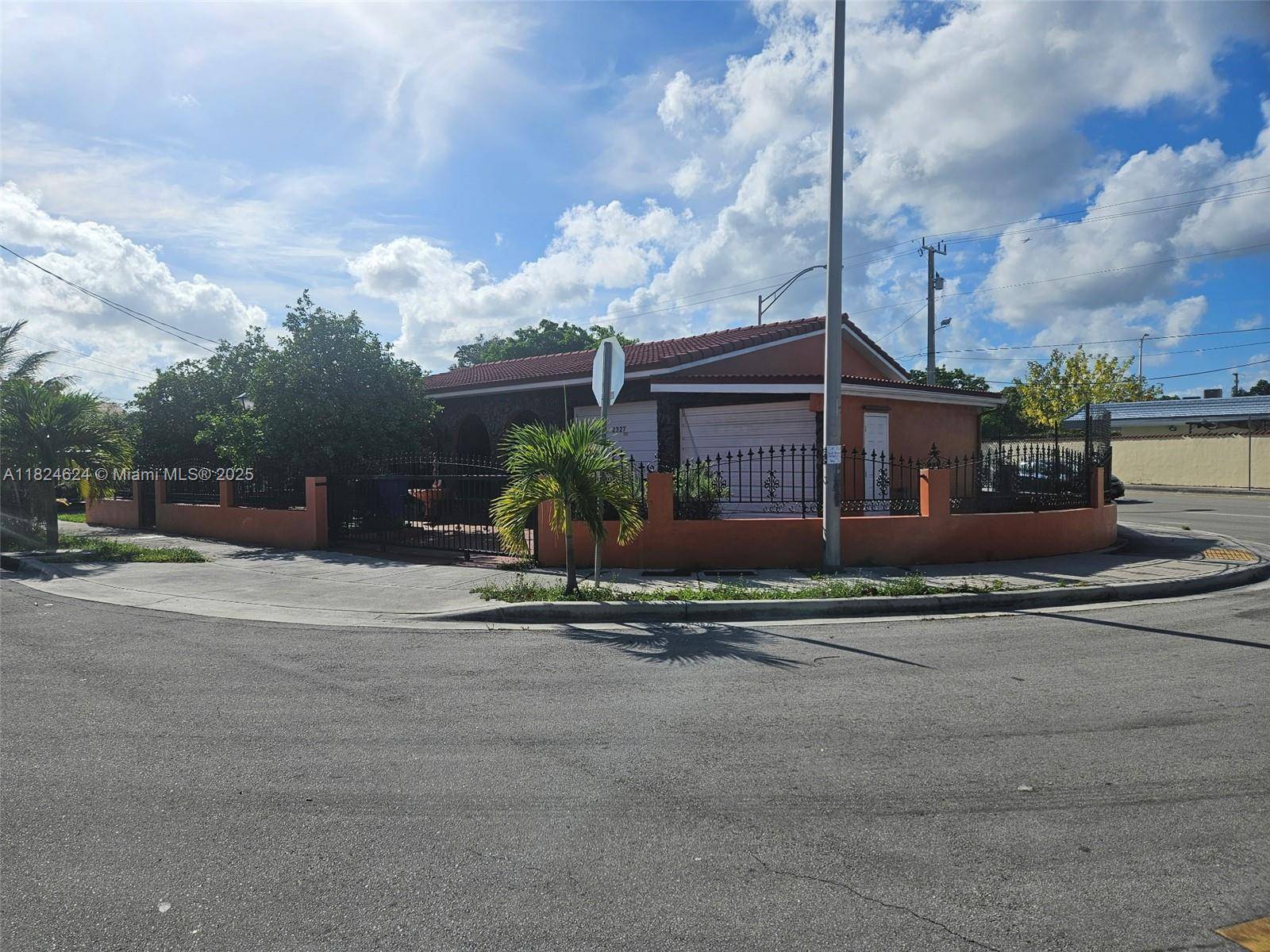 Great Location. Attention, a great opportunity for special zoning, a single family home with huge rooms and endless possibilities, offered with an extra.