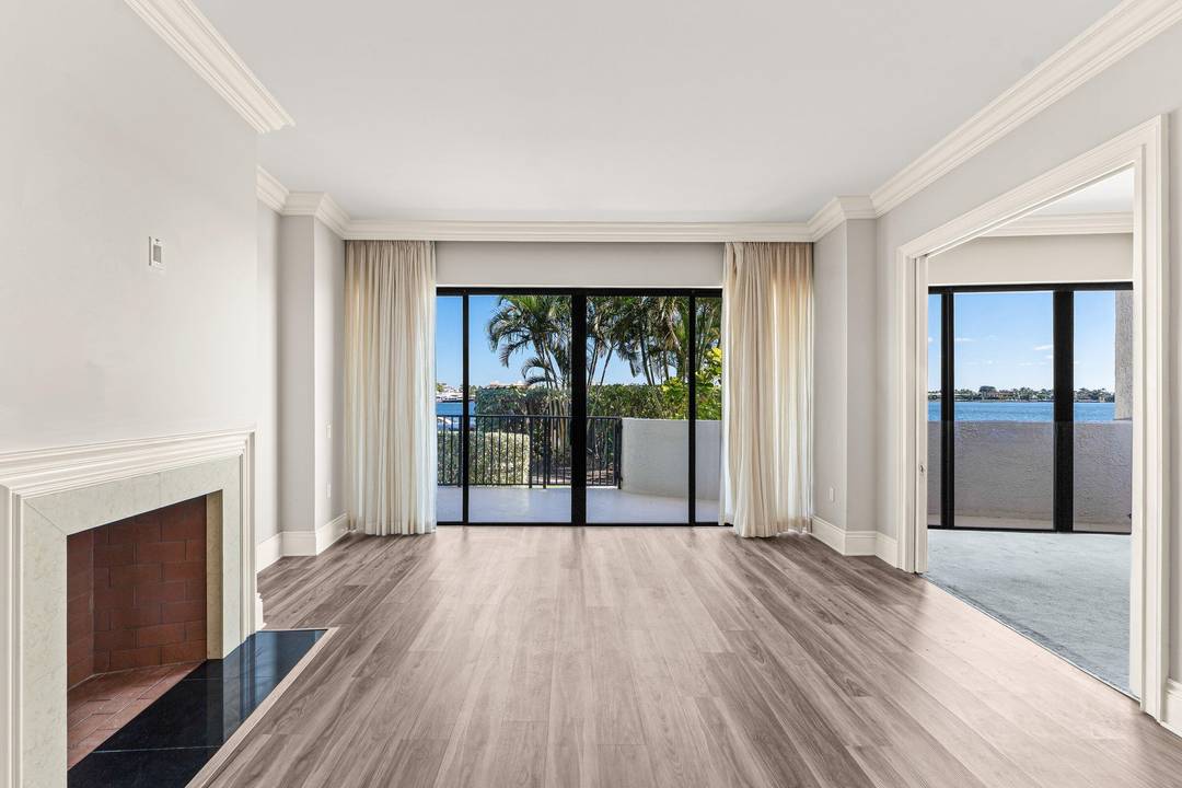 Experience waterfront living at Trianon, a full service building in the heart of West Palm Beach.