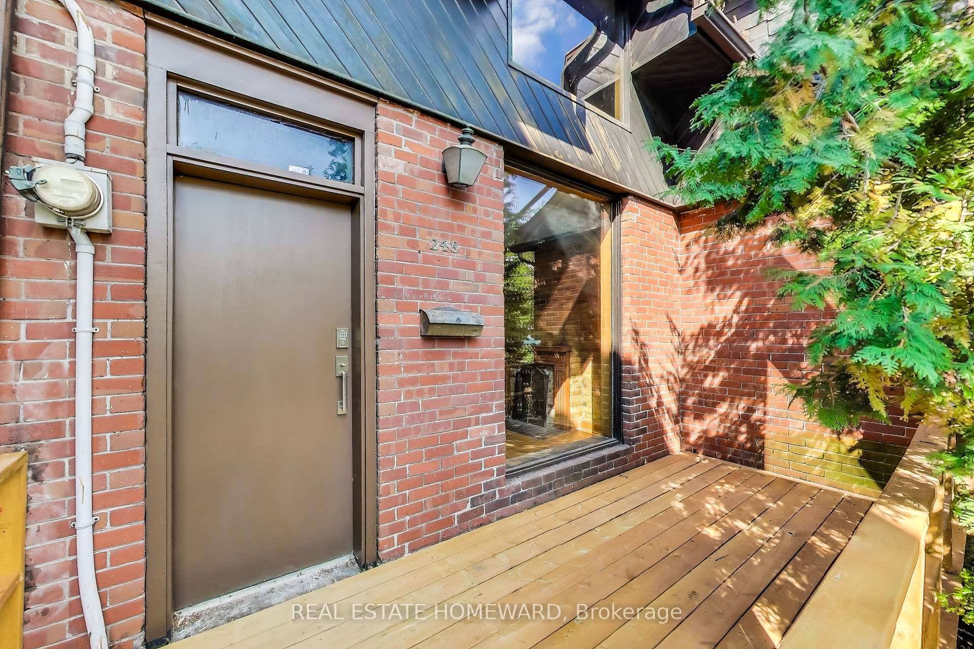 Don't miss this incredible opportunity to transform this spacious home into your dream residence with your own personal touch all in a highly sought after neighbourhood !