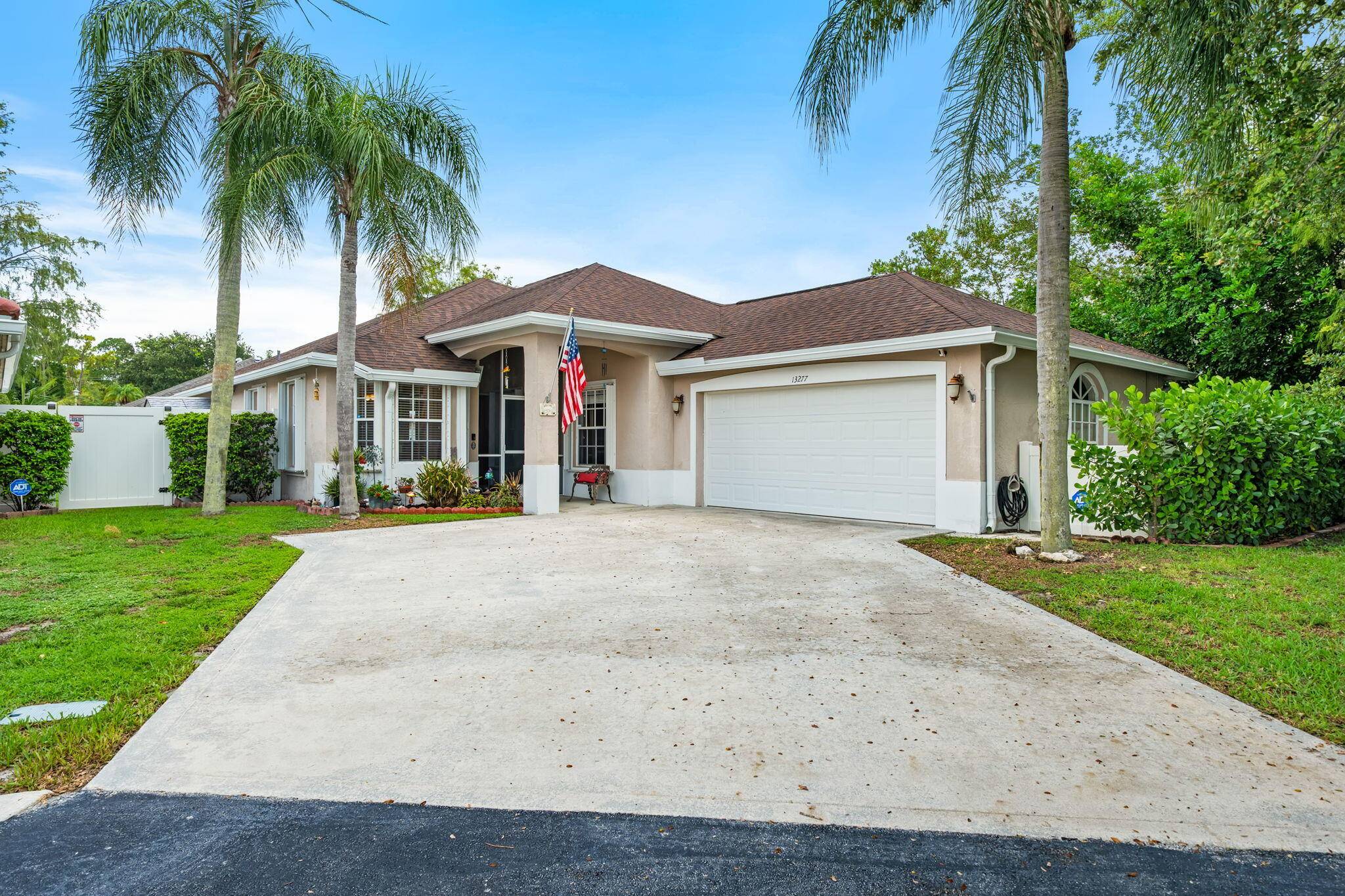 Beautiful 3 Bedroom, 2 Bath Home in Sought After Wellington Neighborhood !