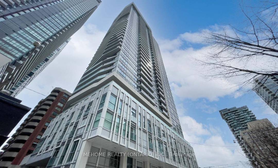 Beautiful FURNISHED 1 Bed Den unit located in the heart of downtown Toronto !