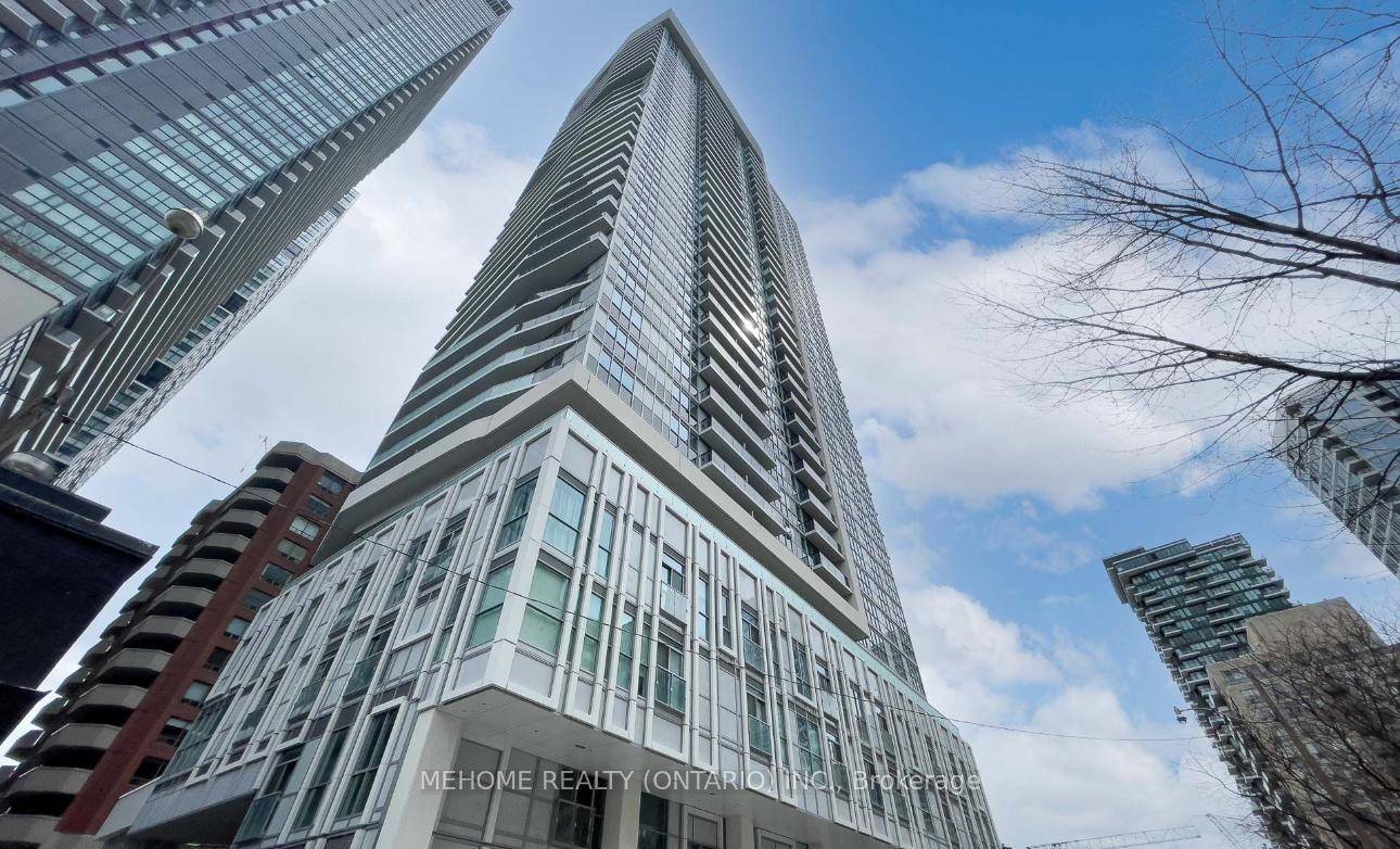 Beautiful FURNISHED 1 Bed Den unit located in the heart of downtown Toronto !