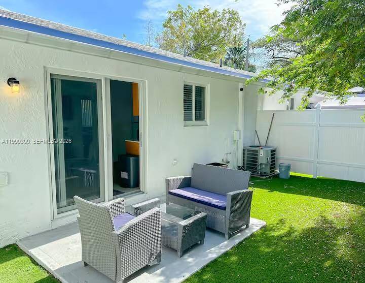 Turnkey income producing duplex in a prime Fort Lauderdale location !