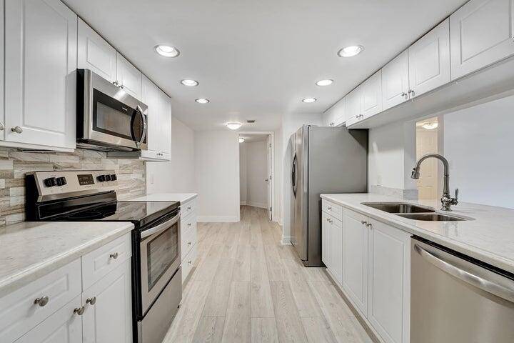 Introducing this absolutely Stunning 2 Bedroom Penthouse with Breathtaking Lake Pool Views !