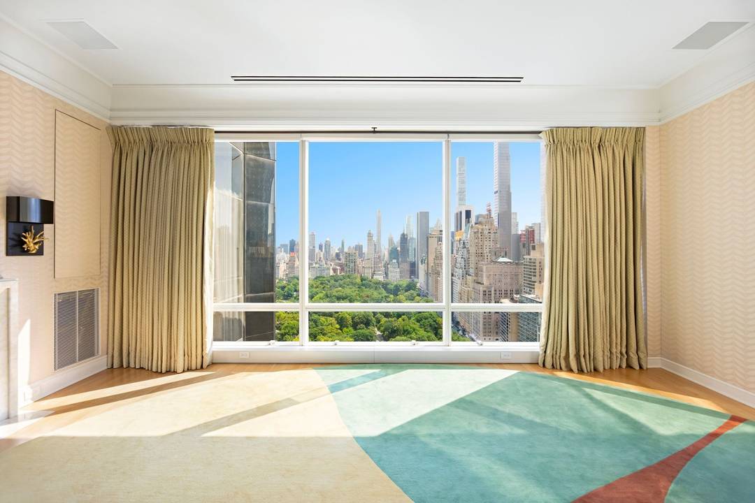 Perched high above Central Park at One Central Park West, this sun flooded corner residence has been meticulously upgraded to the highest standard and boasts expansive vistas of Central Park ...