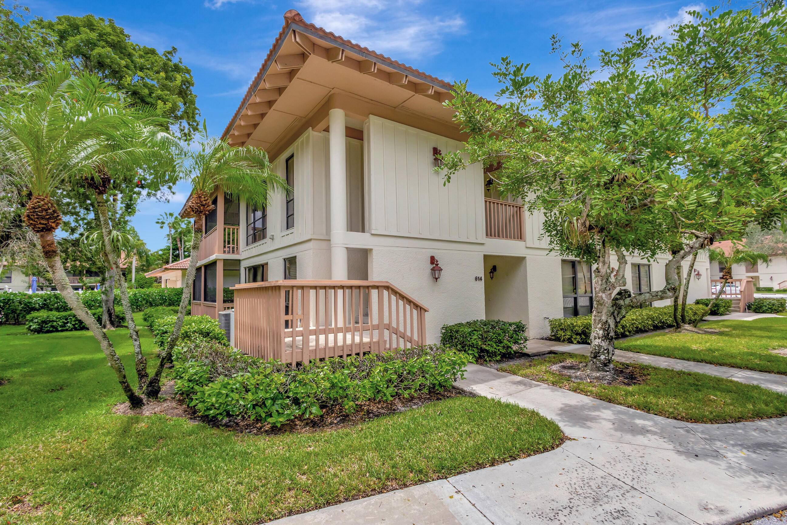 Welcome to this fully turnkey 2 bedroom, 2 bathroom condo located on the second floor of the highly desirable Golf Villas community in PGA National.
