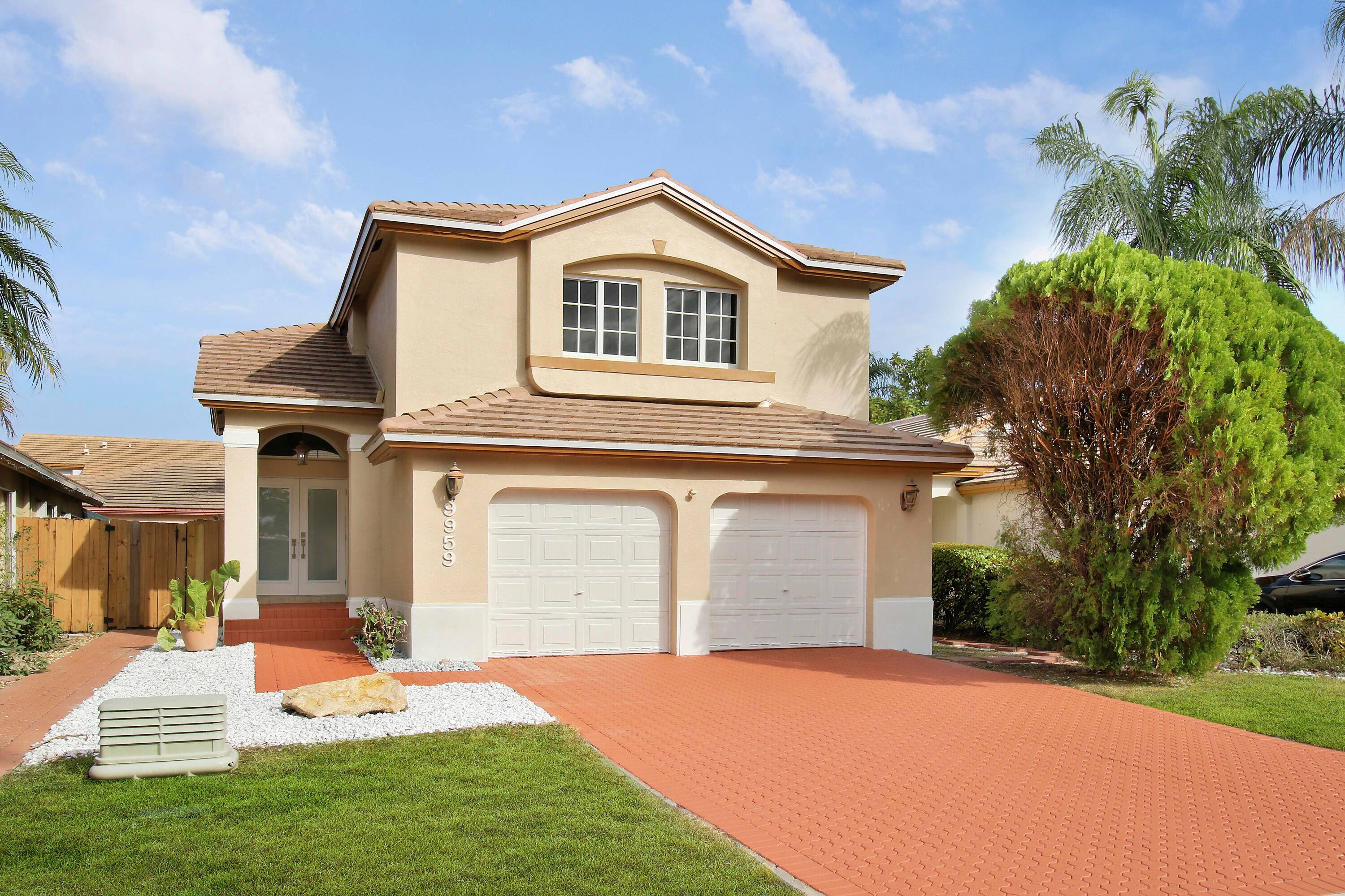 Charming 3 Bedroom Home in Costa Verde, Doral, FL Ready for new caretakers.