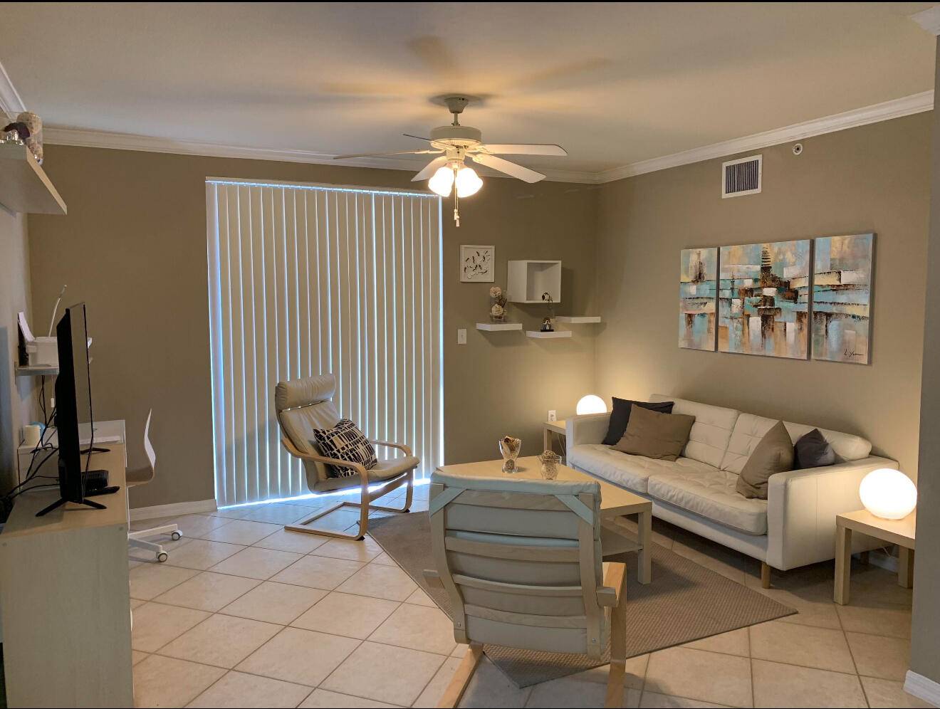 127969 ; Condo Unit for Sale in a Prime Location !