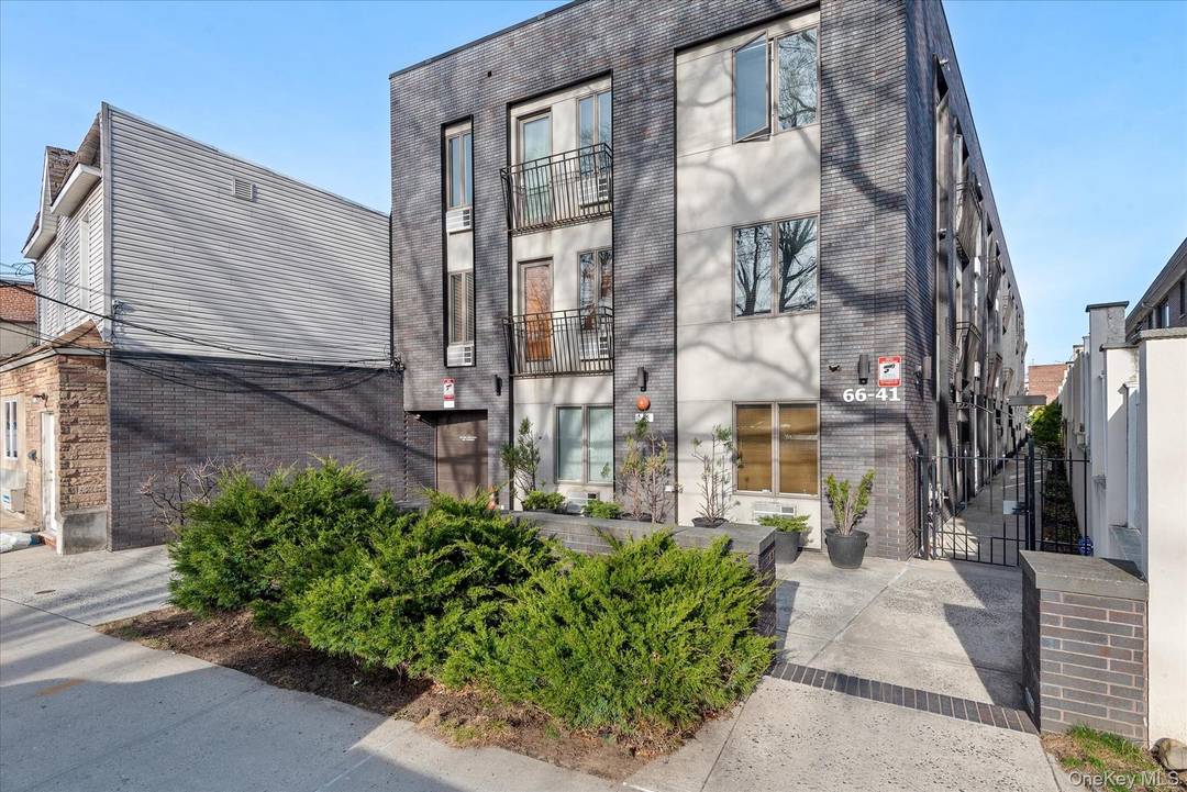 Looking for a luxurious two bedroom amp ; two bathroom condo in Middle Village ?