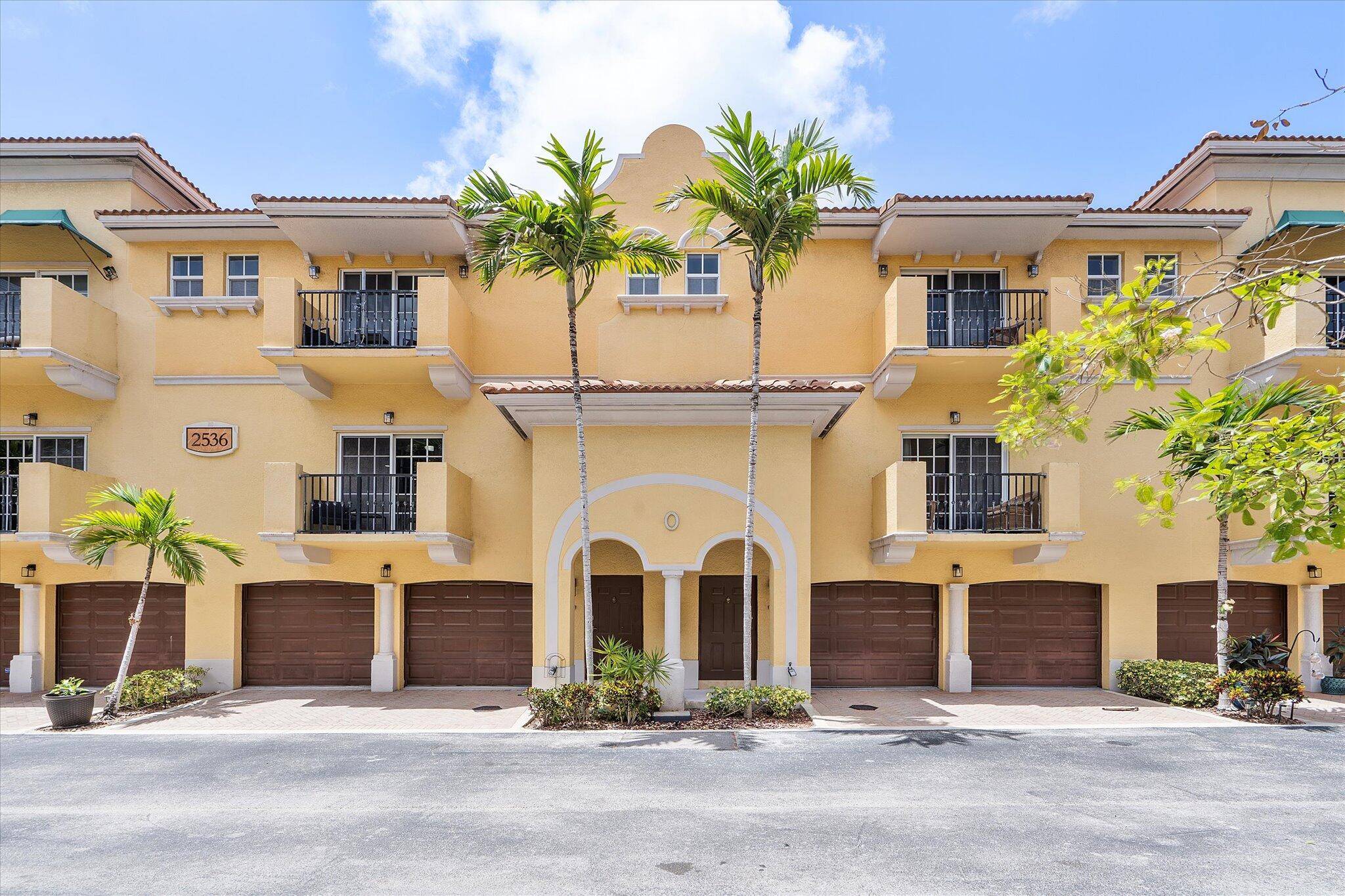 Centrally located in Fort Lauderdale, this tri level 2 bed, 2.